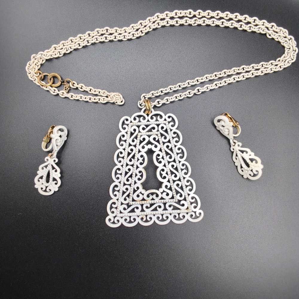 Vintage Trifari White Enamel Filigree Pendant Necklace & Clip On Earrings Set